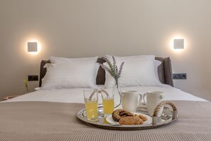 Frigobar, cofres nos quartos, escrivaninha, quartos à prova de som