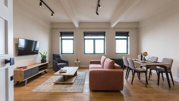 Deluxe Apartment | Living area | 49-inch Smart TV with satellite channels, TV
