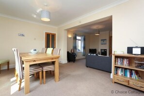 Cottage | In-room dining