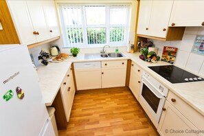 Ovn, kokeplater, oppvaskmaskin og kaffetrakter/tekoker