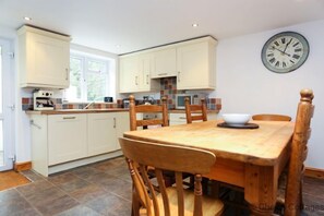 Oven, stovetop, dishwasher, coffee/tea maker - Braunton April Cottage 3 Bedrooms (Braunton)