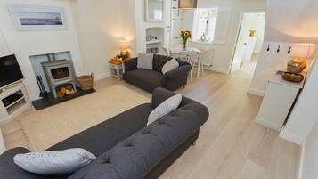 Cottage | Woonruimte | Televisie, een open haard, Netflix en een dvd-speler