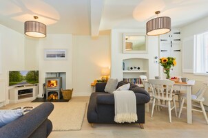 Casa de campo | Área de estar | TV, lareira, Netflix, DVD player