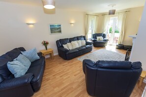 Living area - Croyde High Tide 6 Bedrooms (Braunton)