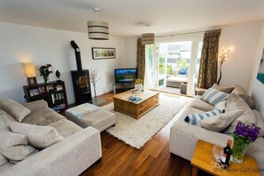 Living area | Fireplace, video-game console, DVD player, foosball - Croyde Baywatch 5 Bedrooms (Braunton)