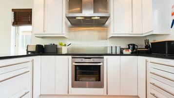 Private kitchen | Full-sized fridge, microwave, oven, stovetop