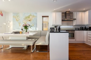 Private kitchen | Full-sized fridge, microwave, oven, stovetop - Croyde Baywatch 5 Bedrooms (Braunton)