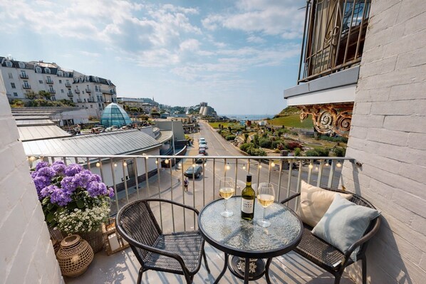Cottage | Outdoor dining - Ilfracombe SEA Rock 4 1 Bedroom (Ilfracombe)