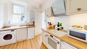 Cottage | Private kitchen | Fridge, microwave, oven, stovetop - Ilfracombe Eden 2 Bedrooms (Ilfracombe)