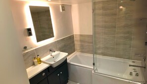 Chaumière | Salle de bain | Douche, baignoire profonde, serviettes fournies, savon