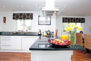Oven, stovetop, dishwasher, coffee/tea maker - Croyde House 4 Bedrooms (Braunton)