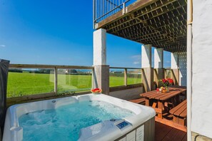Outdoor spa tub - Croyde Villa Sunsea 6 Bedrooms (Braunton)