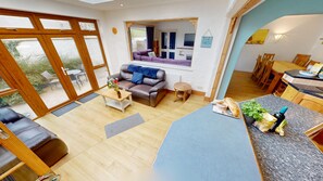 Fireplace, DVD player, books - Croyde Villa Sunsea 6 Bedrooms (Braunton)