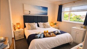 6 bedrooms, iron/ironing board, bed sheets - Croyde Villa Sunsea 6 Bedrooms (Braunton)
