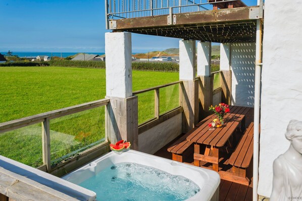 Outdoor spa tub - Croyde Villa Sunsea 6 Bedrooms (Braunton)
