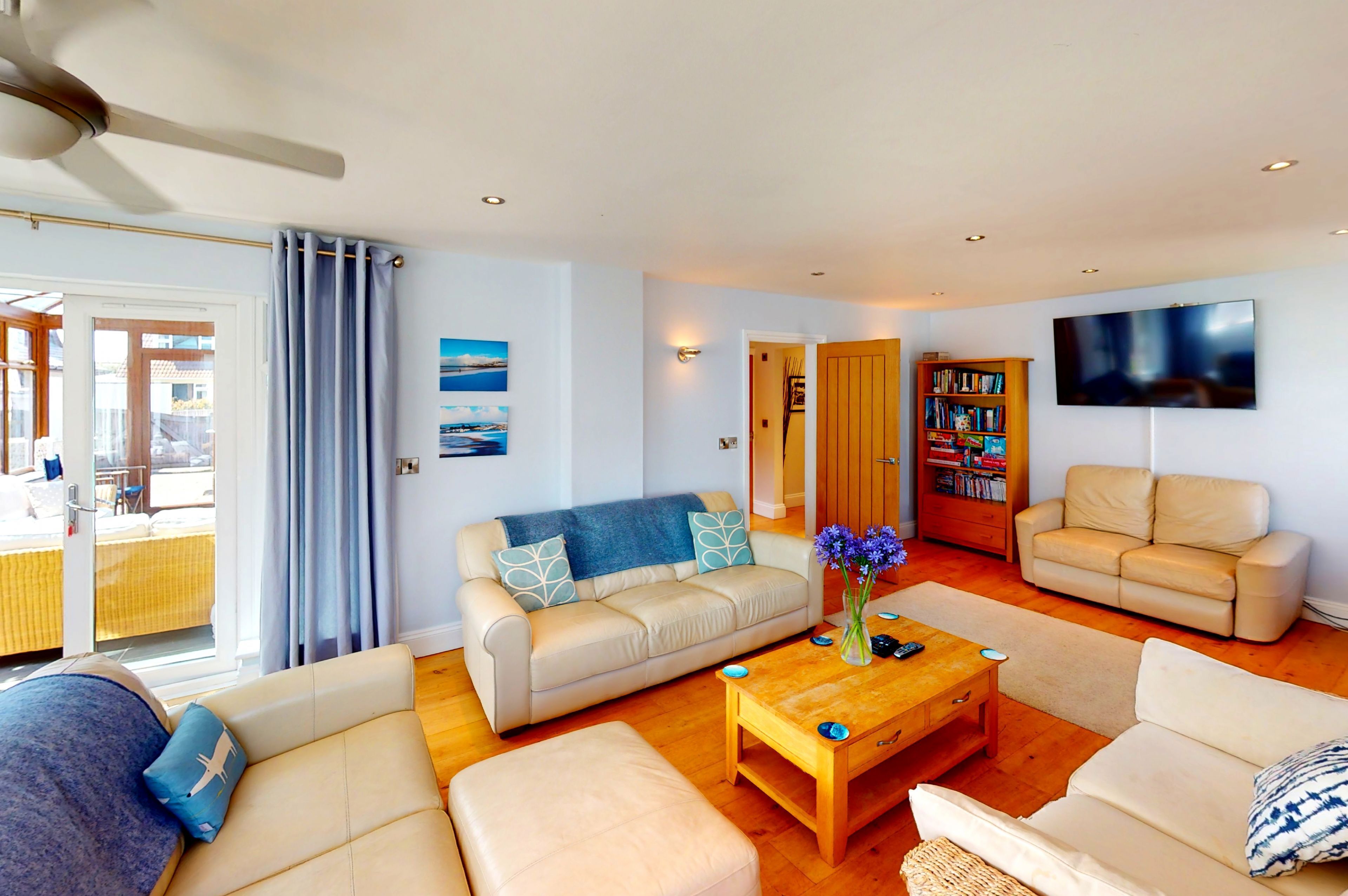 Televisión, chimenea, consola de videojuegos y reproductor de DVD 