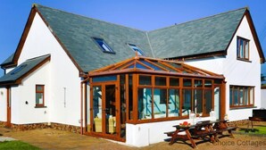 Front of property - Croyde Waves 4 Bedrooms (Braunton)