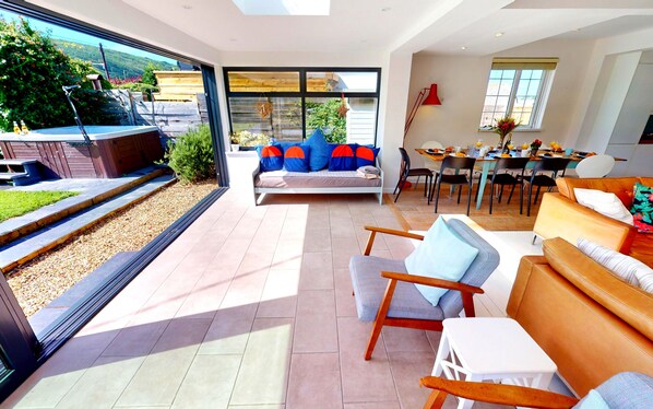 Outdoor dining - Croyde Marram 5 Bedrooms (Braunton)