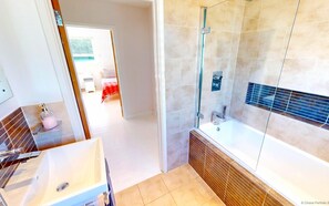 Shower, hair dryer, towels, toilet paper - Croyde Marram 5 Bedrooms (Braunton)