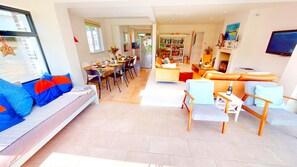 Takka, videopelikonsoli, DVD-soitin, iPod-telakointiasema