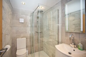 Bathroom | Shower, hair dryer, towels - Croyde Wisteria Cottage 4 Bedrooms (Braunton)