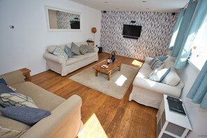 Living area | Flat-screen TV, DVD player, books, streaming services - Croyde Wisteria Cottage 4 Bedrooms (Braunton)