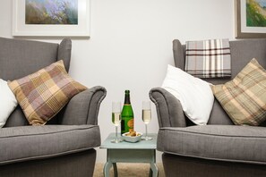 客廳 | 平面電視、DVD 播放機、書籍、串流服務