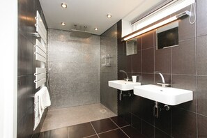 Badezimmer | Dusche, Haartrockner, Handtücher