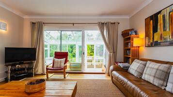 Living room | Flat-screen TV, fireplace, DVD player, iPod dock