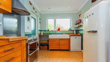 Private kitchen | Fridge, microwave, oven, stovetop