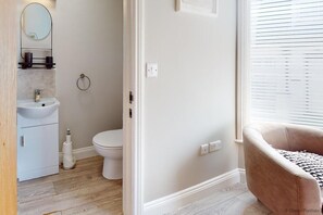 Panoramic Apartment | Bathroom | Shower, towels, soap, toilet paper - Ilfracombe Cheyne Beach Villa 2 Bedrooms (Ilfracombe)
