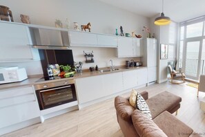 Panoramic Apartment | Private kitchen | Fridge, microwave, oven, stovetop - Ilfracombe Cheyne Beach Villa 2 Bedrooms (Ilfracombe)