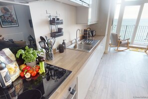 Apartamento panorâmico | Cozinha privada | Geladeira, micro-ondas, fogão, cooktop