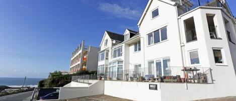 Vista frontal de la propiedad