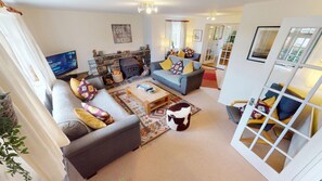 평면 TV, 벽난로, DVD 플레이어, 책