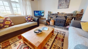 Smart TV, fireplace, DVD player, books - Croyde White House 4 Bedrooms (Braunton)