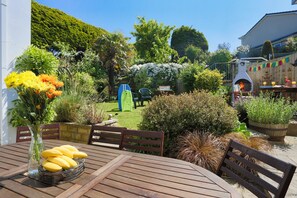 Outdoor dining - Croyde White House 4 Bedrooms (Braunton)
