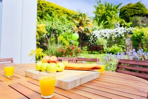 Garden view - Croyde White House 4 Bedrooms (Braunton)