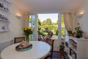 In-room dining - Braunton Magnolia Cottage 3 Bedrooms (Braunton)