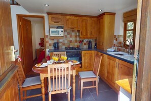 平房 | 私人廚房 | 電冰箱、微波爐、烤箱、爐台