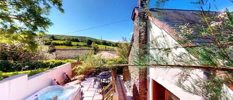 Cottage | Outdoor spa tub