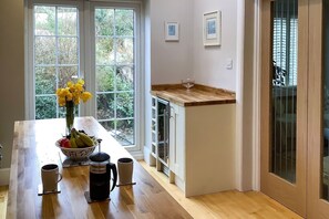 Fireplace, DVD player, iPod dock, books - Croyde Ocean Villa 4 Bedrooms (Braunton)