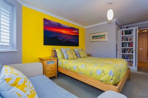4 bedrooms, iron/ironing board, internet, bed sheets