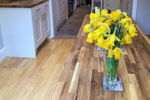 4 bedrooms, iron/ironing board, Internet, bed sheets - Croyde Ocean Villa 4 Bedrooms (Braunton)