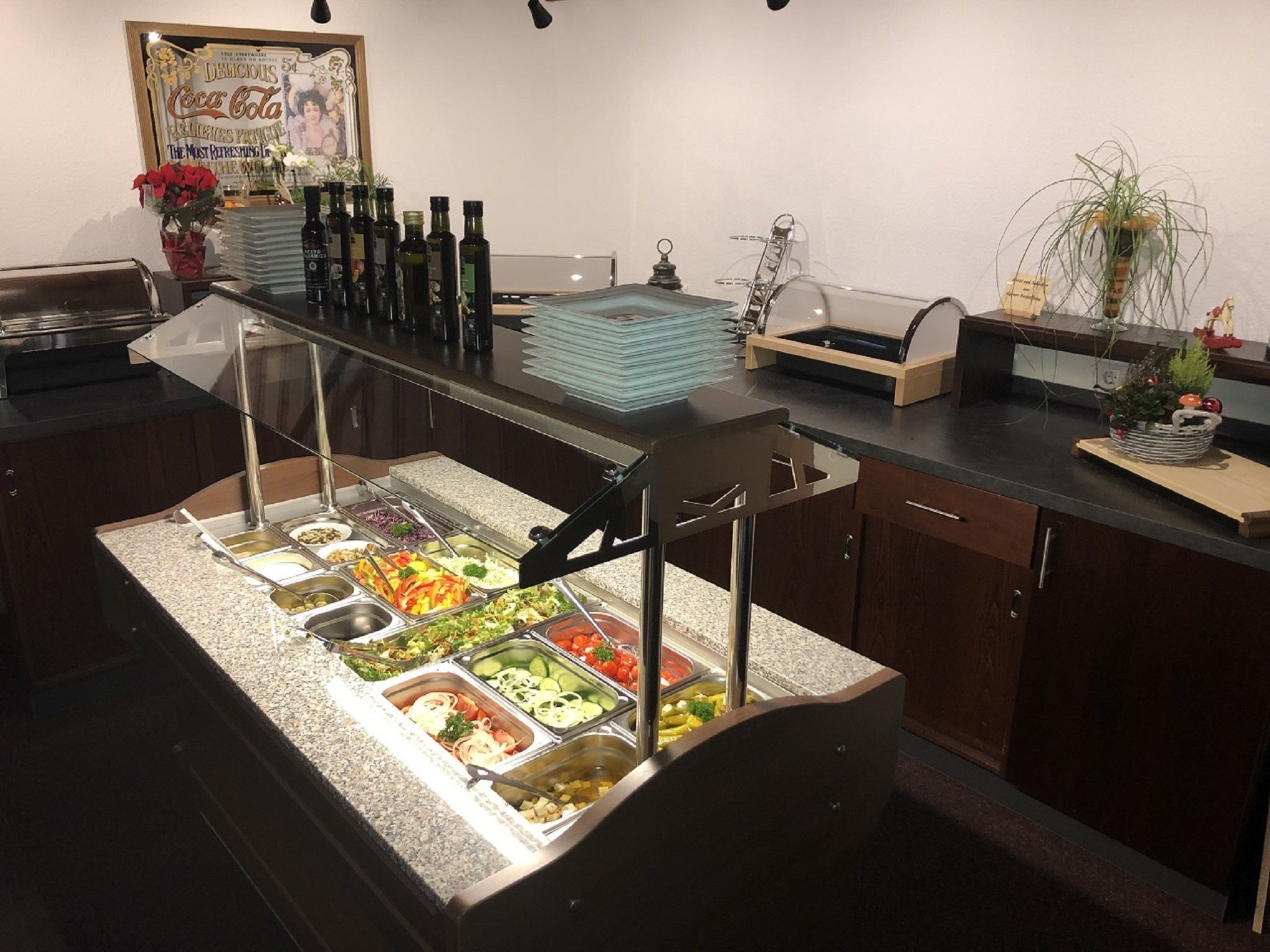 Una mesa de buffet con diversos alimentos y salsas.