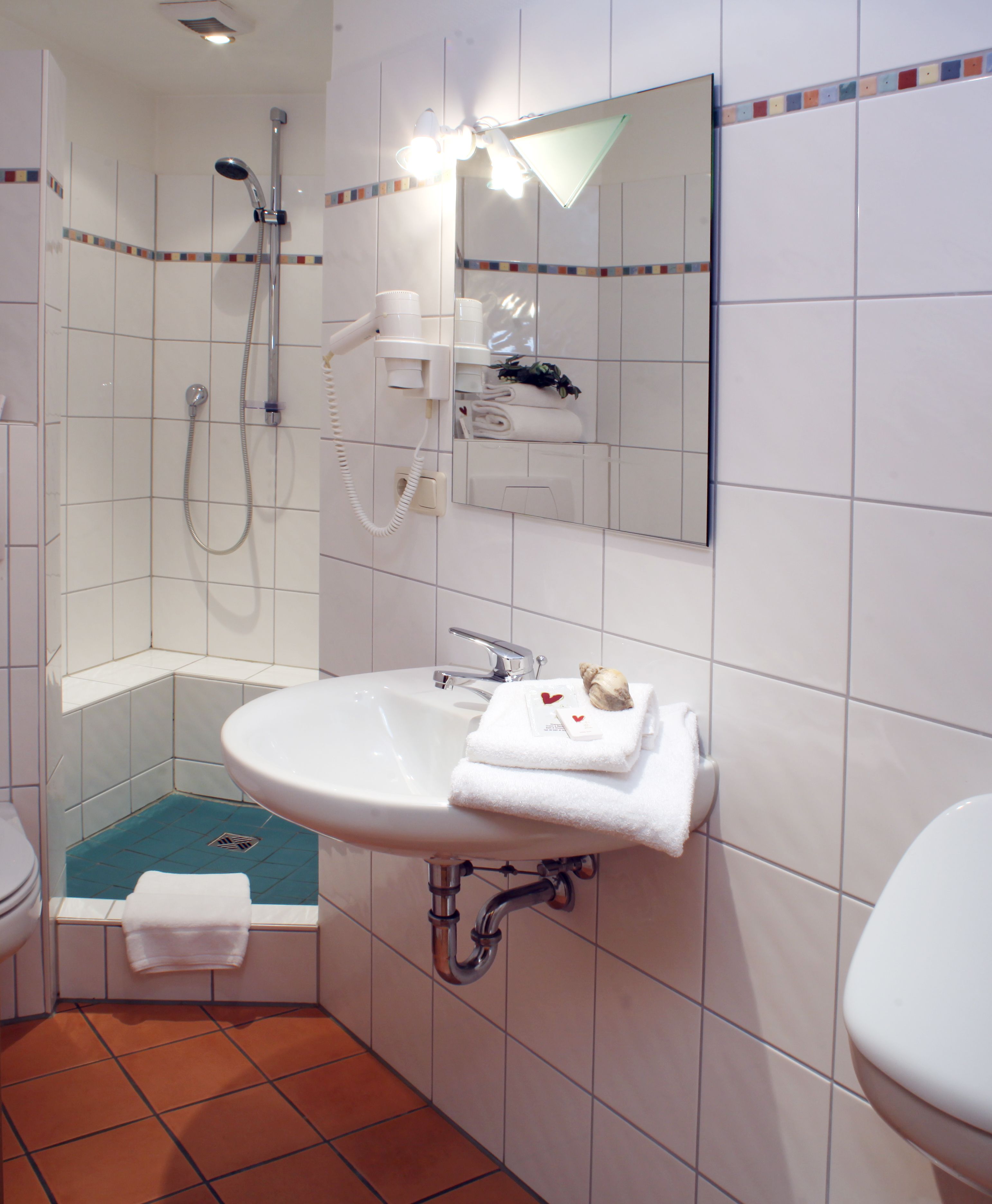 Single Room | Bathroom | Shower, free toiletries, hair dryer, towels