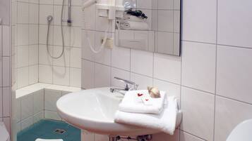 Einzelzimmer | Badezimmer | Dusche, kostenlose Toilettenartikel, Haartrockner, Handtücher