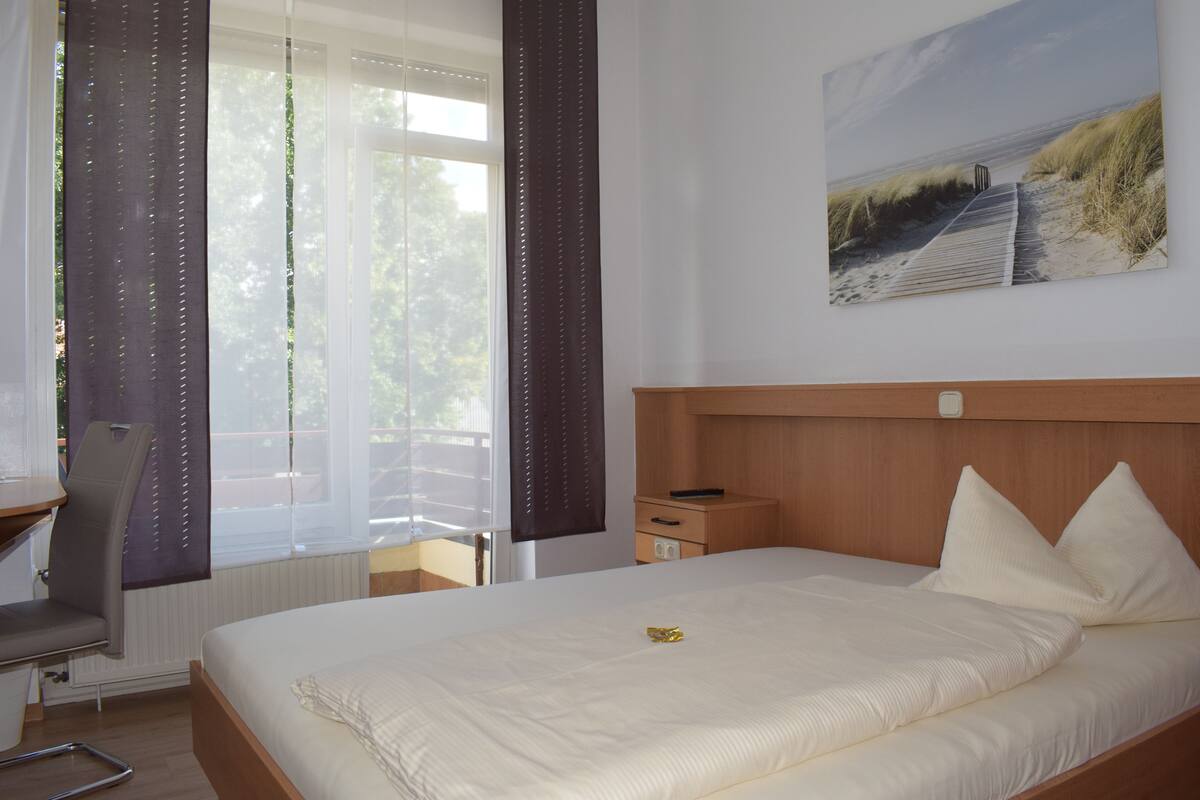 Single Room | Desk, free WiFi, bed sheets