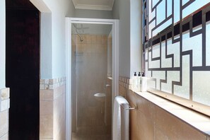 Comfort House, 3 Bedrooms, Non Smoking | Bathroom | Separate tub and shower, deep soaking tub, rainfall showerhead - Coral Sands Brickstone (Cape Town)