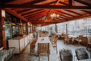 Breakfast area - Erish Apart Hotel (Kandira)